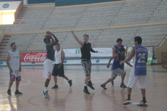 El cuadro capitalino se entren con normalidad en el Polideportivo.