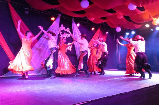 COREOGRAFA. El Ballet del Espacio Cultural Orgenes presentando un cuadro de Chacarera en el Da Internacional de la Danza.