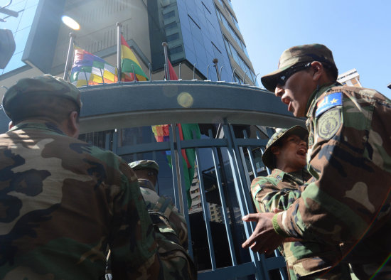 CONFLICTO. Los militares de bajo rango se movilizaron durante cuatro dias.