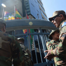 CONFLICTO. Los militares de bajo rango se movilizaron durante cuatro dias.