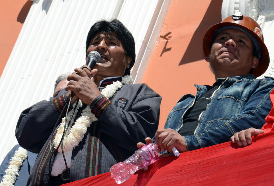 DECRETOS. Evo Morales firma decretos.