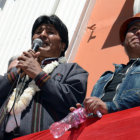 DECRETOS. Evo Morales firma decretos.