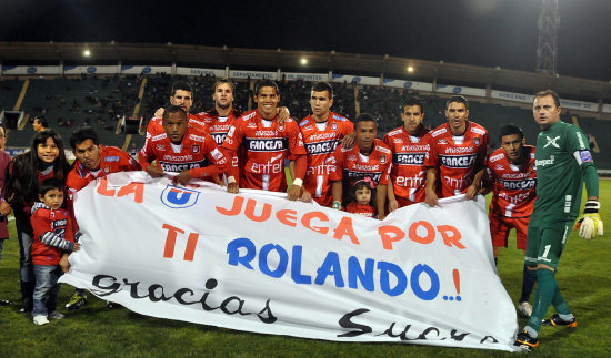 Los jugadores estudiantiles minutos antes de enfrentar a Wilstermann, el mircoles, en el estadio Patria.