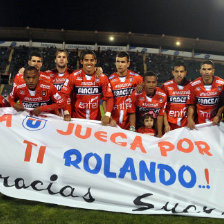 Los jugadores estudiantiles minutos antes de enfrentar a Wilstermann, el mircoles, en el estadio Patria.