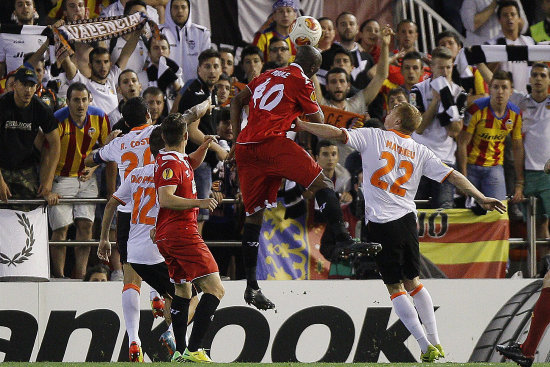 Una escena del partido entre el Sevilla y el Valencia; abajo, la celebracin del conjunto portugus del Benfica que avanz a la final.