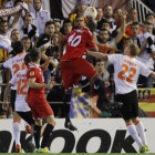 Una escena del partido entre el Sevilla y el Valencia; abajo, la celebracin del conjunto portugus del Benfica que avanz a la final.