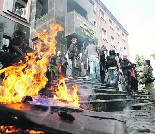 TENSIN. Manifestantes prorrusos asaltan la fiscala regional de Donetsk.