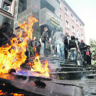 TENSIN. Manifestantes prorrusos asaltan la fiscala regional de Donetsk.