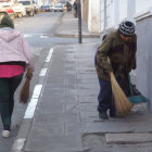 SERVICIO. Las barrenderas reclamaron por sus fuentes laborales.