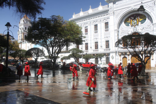 TRABAJO. Decenas se dedicaron a limpiar el centro de la ciudad.