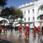 TRABAJO. Decenas se dedicaron a limpiar el centro de la ciudad.