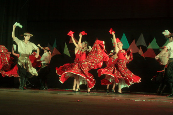 EXPRESIN. Anoche fue el turno para presentar la diversidad de danzas folclricas del pas.