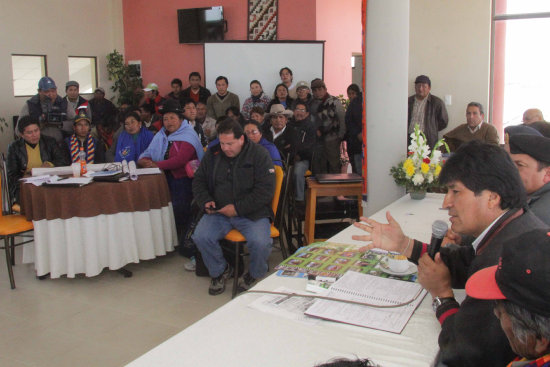 Evo Morales y las organizaciones sociales de Uyuni durante la reunin.