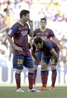 Leonel Messi (i) y Cesc Fbregas muestran su decepcin tras el tanto de empate del Getafe.