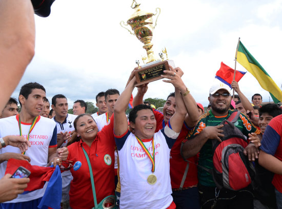 Luis Gatty Ribeiro celebra con el trofeo de campen del torneo Nacional B junto con sus compaeros.