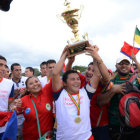 Luis Gatty Ribeiro celebra con el trofeo de campen del torneo Nacional B junto con sus compaeros.