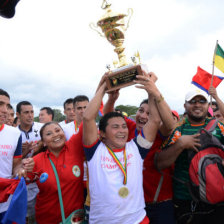 Luis Gatty Ribeiro celebra con el trofeo de campen del torneo Nacional B junto con sus compaeros.