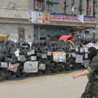 CRISIS. Ayer grupos prorrusos armaron barricadas en las puertas de un edificio de la admistracin pblica en la regin de Donetsk.