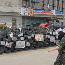 CRISIS. Ayer grupos prorrusos armaron barricadas en las puertas de un edificio de la admistracin pblica en la regin de Donetsk.