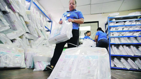 PREPARATIVOS. El Tribunal Electoral de Panam alista las papeletas de sufragio.