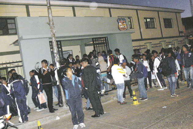 AFLUENCIA. Centenares de estudiantes salen a las calles que no cuentan con las medidas de seguridad vial necesarias para una zona escolar.