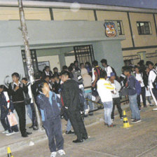 AFLUENCIA. Centenares de estudiantes salen a las calles que no cuentan con las medidas de seguridad vial necesarias para una zona escolar.
