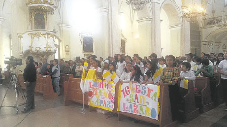 COMPROMISO. Monseñor Jesús Juárez encabezó la misa en la Catedral ayer.