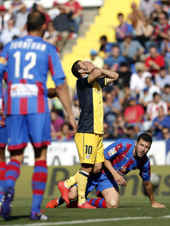 El Atlético Madrid perdió frente al Levante, aunque sigue en la carrera por el título. Entretanto, el Real Madrid soportó un empate frente al Valencia.