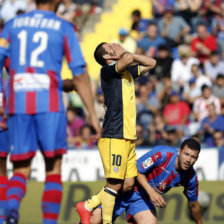 El Atlético Madrid perdió frente al Levante, aunque sigue en la carrera por el título. Entretanto, el Real Madrid soportó un empate frente al Valencia.