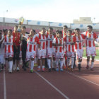 La celebración de los campeones dando la vuelta olímpica con su trofeo.