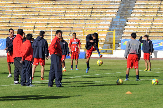 Los integrantes de Universitario salieron al campo del estadio Hernando Siles a realizar su calistenia; más tarde, el público se marchó molesto del escenario paceño.