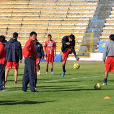 Los integrantes de Universitario salieron al campo del estadio Hernando Siles a realizar su calistenia; más tarde, el público se marchó molesto del escenario paceño.