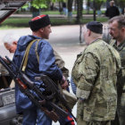 ENFRENTAMIENTOS. Activistas prorrusos cargan armamento en un coche en la localidad de Lugansk, Ucrania, ayer lunes.