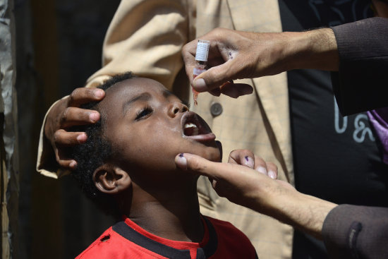 PREVENCIN. Un nio yemen que recibe la vacuna de polio durante una campaa en San.