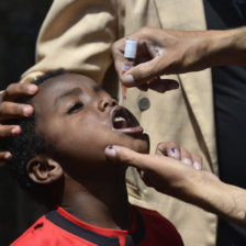 PREVENCIN. Un nio yemen que recibe la vacuna de polio durante una campaa en San.