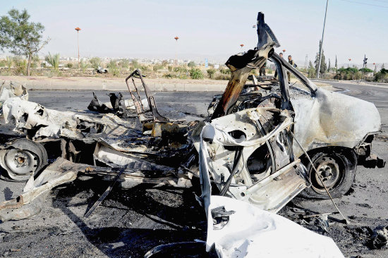 VIOLENCIA. Restos de un coche bomba.