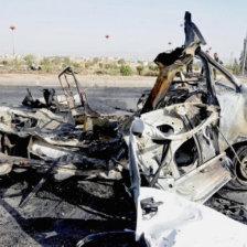 VIOLENCIA. Restos de un coche bomba.