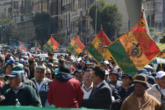 PROTESTA. Una multitudinaria marcha gener caos vehicular en la Sede de Gobierno.