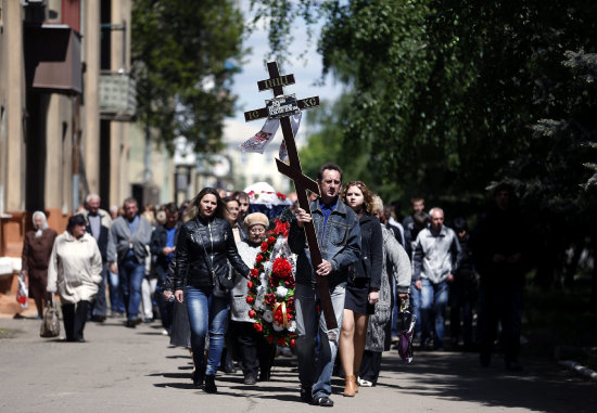 FUNERALES. Varias personas asisten al funeral de Viktor Gagulin, un manifestante prorruso, fallecido durante una operacin antiterrorista.