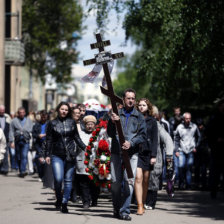 FUNERALES. Varias personas asisten al funeral de Viktor Gagulin, un manifestante prorruso, fallecido durante una operacin antiterrorista.