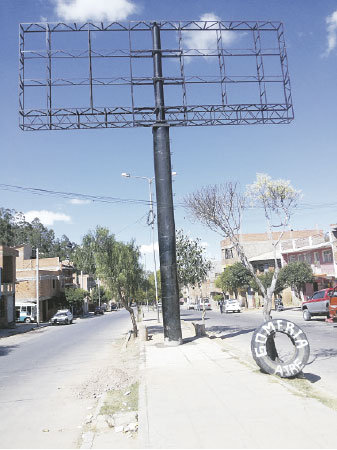 AVASALLAMIENTO. Una empresa de publicidad coloc una estructura en medio de la acera.