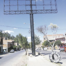 AVASALLAMIENTO. Una empresa de publicidad coloc una estructura en medio de la acera.