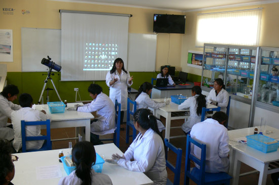 PRCTICA. Los alumnos ya pueden experimentar en su laboratorio inaugurado ayer.