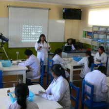 PRCTICA. Los alumnos ya pueden experimentar en su laboratorio inaugurado ayer.