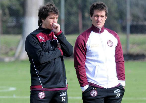 El DT de Lans, Guillermo Barros Schelotto (d) har cambios para este jueves.