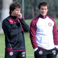 El DT de Lans, Guillermo Barros Schelotto (d) har cambios para este jueves.