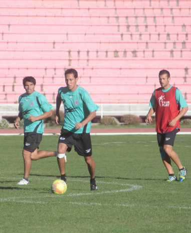 El Flaco Mauricio Saucedo (d) particip ayer de la sesin de ftbol en el estadio Patria.