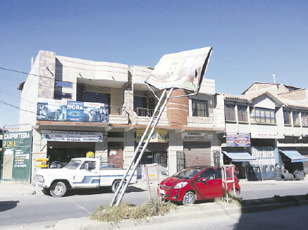 PELIGRO. Un letrero publicitario instalado en la jardinera de la avenida Marcelo Quiroga Santa Cruz amenaza con caer.