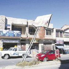 PELIGRO. Un letrero publicitario instalado en la jardinera de la avenida Marcelo Quiroga Santa Cruz amenaza con caer.