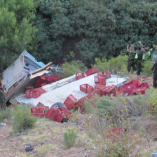 ACCIDENTE. Un camin se embarranc y dej como saldo cinco heridos.